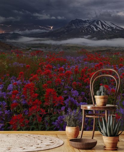 prado de flores rojas y moradas con papel tapiz de montaña