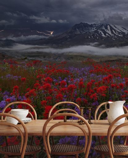 prato fiorito rosso e viola con carta da parati di montagna prato fiorito rosso e viola con carta da parati di montagna