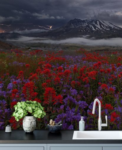 prado de flores rojas y moradas con papel tapiz de montaña