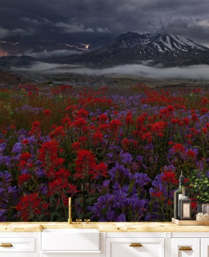 prato fiorito rosso e viola con carta da parati di montagna prato fiorito rosso e viola con carta da parati di montagna