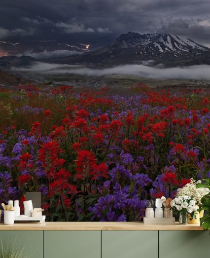 prado de flores rojas y moradas con papel tapiz de montaña