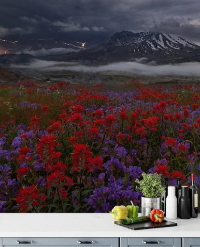 rød og lilla blomst eng med fjell tapet