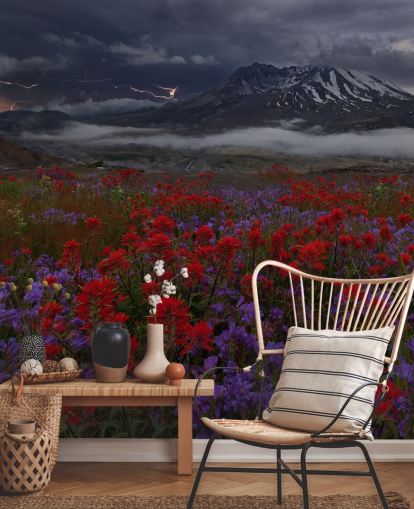 prado de flores rojas y moradas con papel tapiz de montaña prado de flores rojas y moradas con papel tapiz de montaña