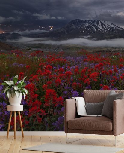 prado de flores rojas y moradas con papel tapiz de montaña