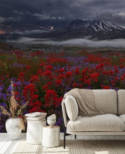 rote und lila Blumenwiese mit Bergtapete