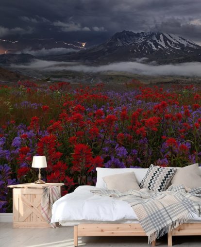 prato fiorito rosso e viola con carta da parati di montagna