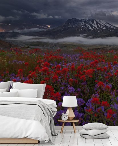 prato fiorito rosso e viola con carta da parati di montagna