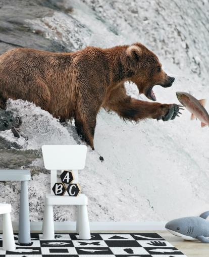papel de parede urso pegando peixe