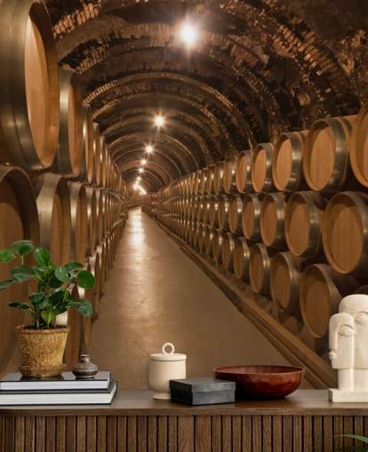 bruine op maat gemaakte 3D-wijnkelder behangmuurschildering genaamd Barrels de Vino en la Bodega voor wijnkelders bruine op maat gemaakte 3D-wijnkelder behangmuurschildering genaamd Barrels de Vino en la Bodega voor wijnkelders