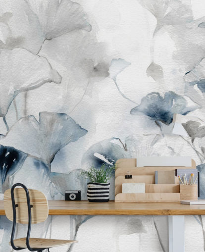witte en blauwe aanpasbare bloemenbehangmuurschildering genaamd Glorious Ginko van Carol Robinson voor badkamers en slaapkamers