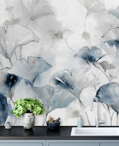 carta da parati murale floreale personalizzabile bianca e blu chiamata Glorious Ginko di Carol Robinson per bagni e camere da letto
