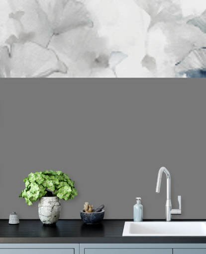 mural de papel de parede floral personalizável branco e azul chamado Glorious Ginko de Carol Robinson para banheiros e quartos