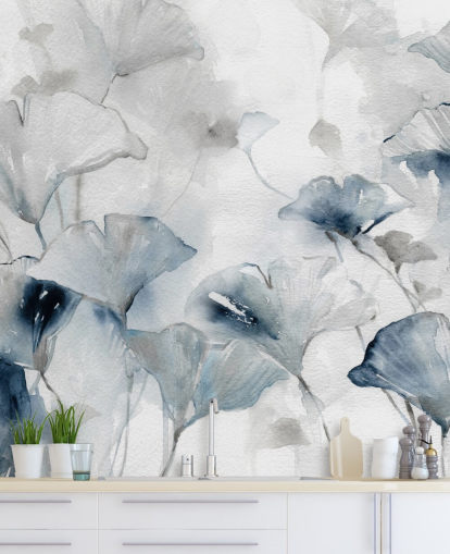 mural de papel de parede floral personalizável branco e azul chamado Glorious Ginko de Carol Robinson para banheiros e quartos