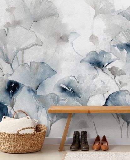 papier peint mural floral personnalisable blanc et bleu appelé Glorious Ginko par Carol Robinson pour les salles de bain et les chambres