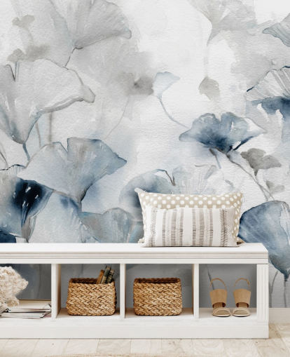 carta da parati murale floreale personalizzabile bianca e blu chiamata Glorious Ginko di Carol Robinson per bagni e camere da letto