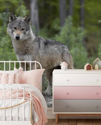 Decorazione murale con lupo grigio in piedi in un legno Decorazione murale con lupo grigio in piedi in un legno