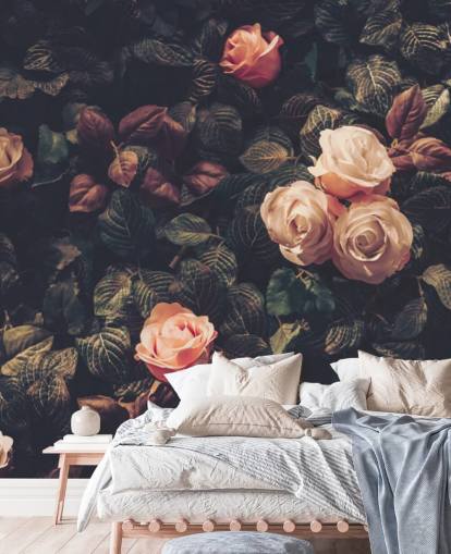 Rosa Rosen vor einem grünen Busch Fototapete