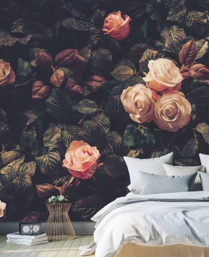 Roze rozen tegen een muurschildering met groene struiken