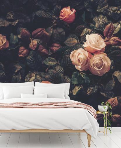 Roze rozen tegen een muurschildering met groene struiken