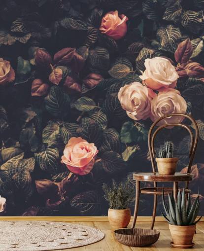 Decorazione murale con rose rosa contro un cespuglio verde