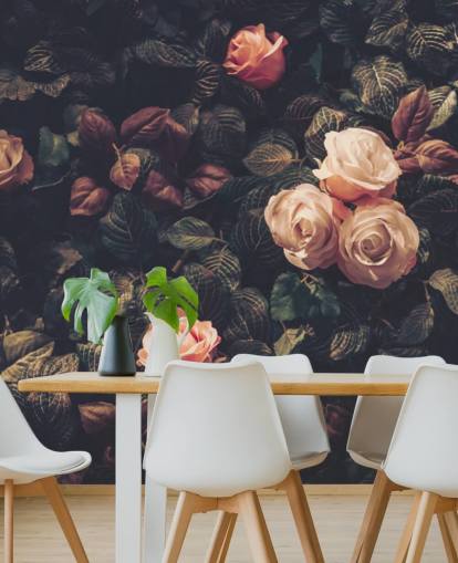 Roze rozen tegen een muurschildering met groene struiken