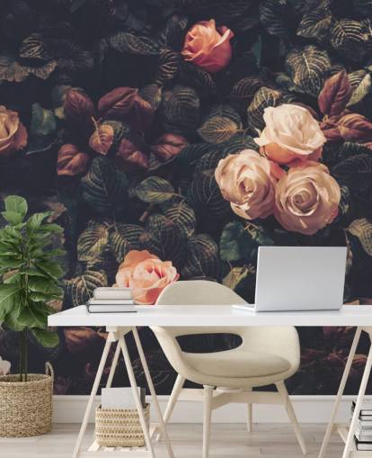 Decorazione murale con rose rosa contro un cespuglio verde