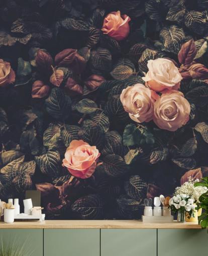 Decorazione murale con rose rosa contro un cespuglio verde