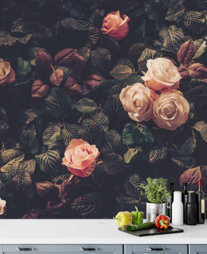 Mural de pared Rosas rosadas contra un arbusto verde