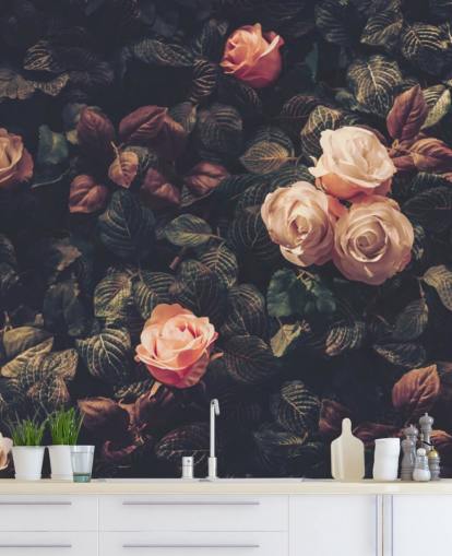 Mural de pared Rosas rosadas contra un arbusto verde