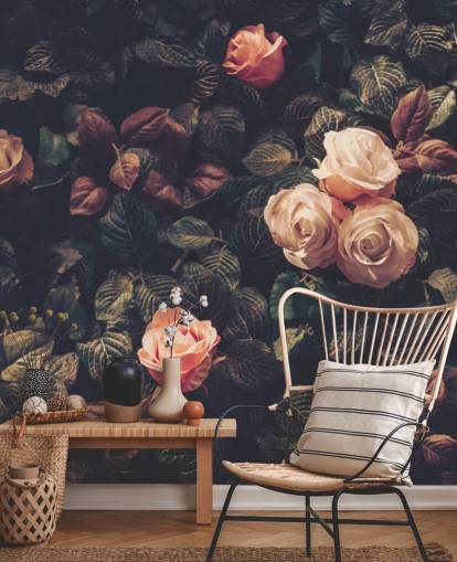 Roze rozen tegen een muurschildering met groene struiken Roze rozen tegen een muurschildering met groene struiken