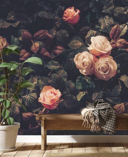 Roze rozen tegen een muurschildering met groene struiken