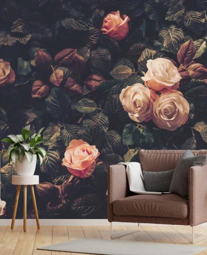 Roze rozen tegen een muurschildering met groene struiken