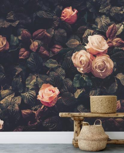 Decorazione murale con rose rosa contro un cespuglio verde