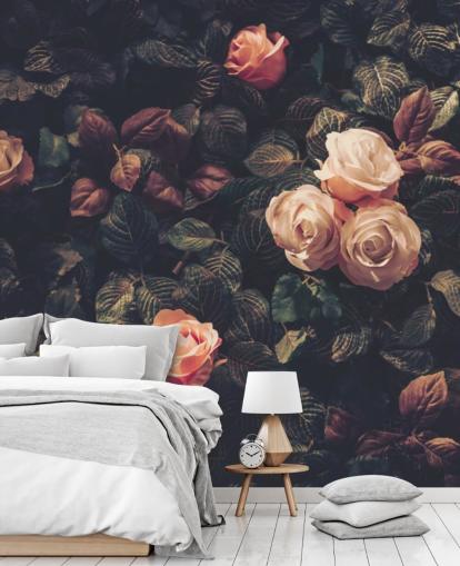 Decorazione murale con rose rosa contro un cespuglio verde