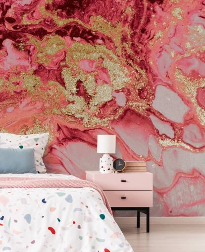 papier peint mural en marbre rose et doré appelé Blush Agate Marble par Lara Skinner pour les chambres
