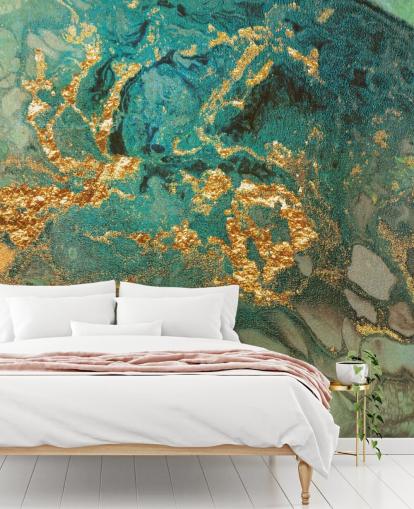 mural de papel pintado de mármol personalizado verde y dorado llamado Emerald Marble de Lara Skinner para salas de estar