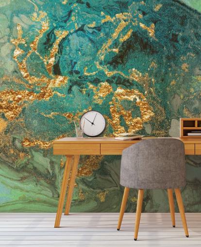 papier peint mural en marbre personnalisé vert et or appelé Emerald Marble par Lara Skinner pour les salons