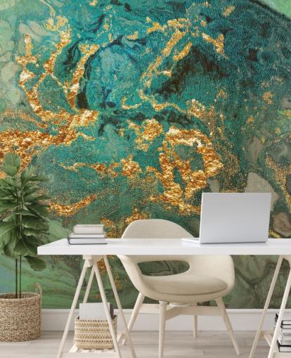 papier peint mural en marbre personnalisé vert et or appelé Emerald Marble par Lara Skinner pour les salons