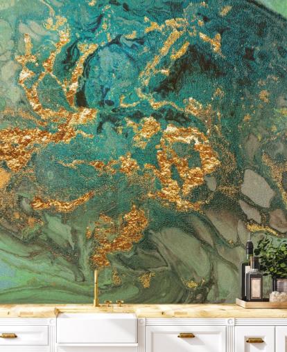 mural de papel pintado de mármol personalizado verde y dorado llamado Emerald Marble de Lara Skinner para salas de estar