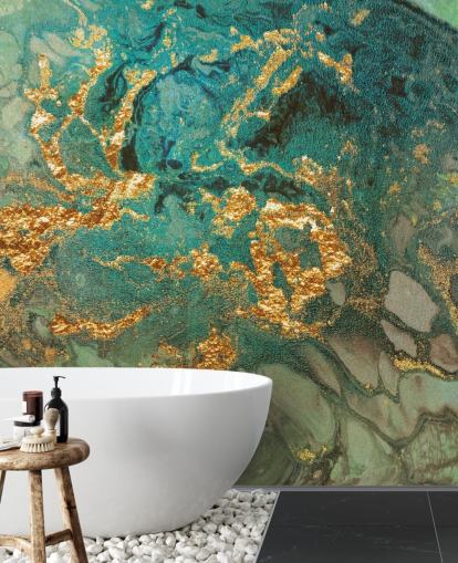 papier peint mural en marbre personnalisé vert et or appelé Emerald Marble par Lara Skinner pour les salons