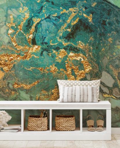 mural de papel pintado de mármol personalizado verde y dorado llamado Emerald Marble de Lara Skinner para salas de estar