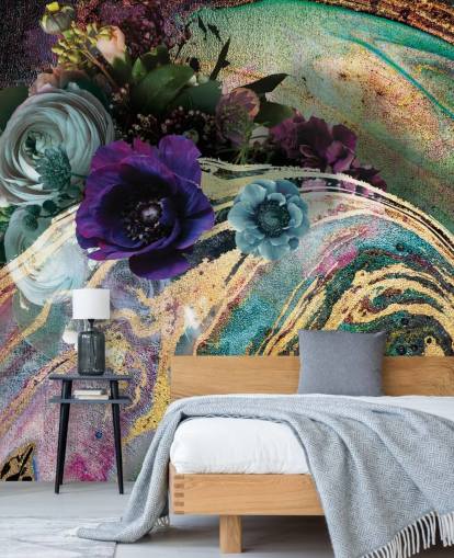 mural de papel pintado de mármol verde, morado y dorado llamado Marble Floral New Master de Lara Skinner para dormitorios o baños