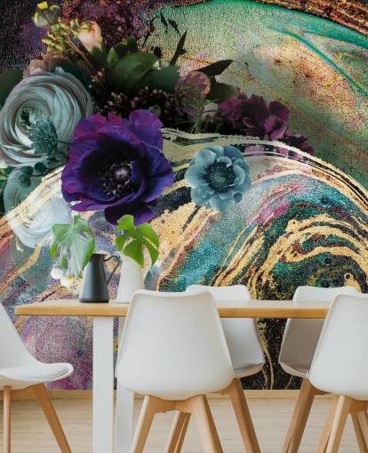 mural de papel pintado de mármol verde, morado y dorado llamado Marble Floral New Master de Lara Skinner para dormitorios o baños