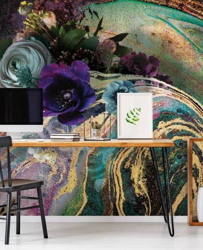 groene, paarse en gouden marmeren behangmuurschildering genaamd Marble Floral New Master van Lara Skinner voor slaapkamers of badkamers