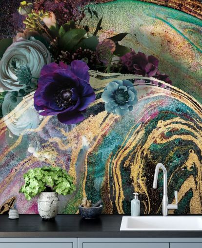 Lara Skinnerin vihreä, violetti ja kultainen marmorinen taustakuvamaalaus nimeltä Marble Floral New Master makuuhuoneisiin tai kylpyhuoneisiin