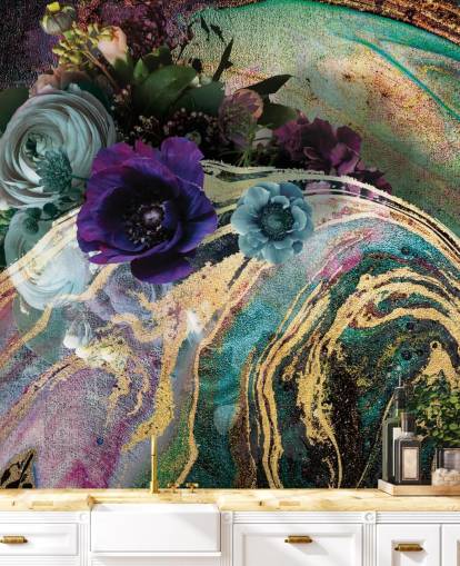 Wandbild aus grünem, lila und goldenem Marmor namens Marble Floral New Master von Lara Skinner für Schlafzimmer oder Badezimmer