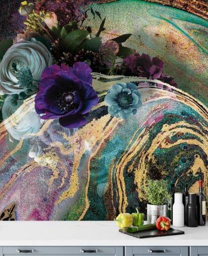 groene, paarse en gouden marmeren behangmuurschildering genaamd Marble Floral New Master van Lara Skinner voor slaapkamers of badkamers