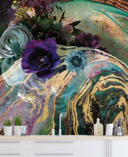 mural de papel pintado de mármol verde, morado y dorado llamado Marble Floral New Master de Lara Skinner para dormitorios o baños