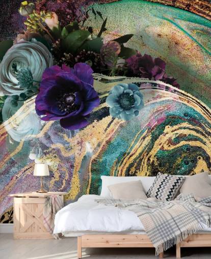 groene, paarse en gouden marmeren behangmuurschildering genaamd Marble Floral New Master van Lara Skinner voor slaapkamers of badkamers