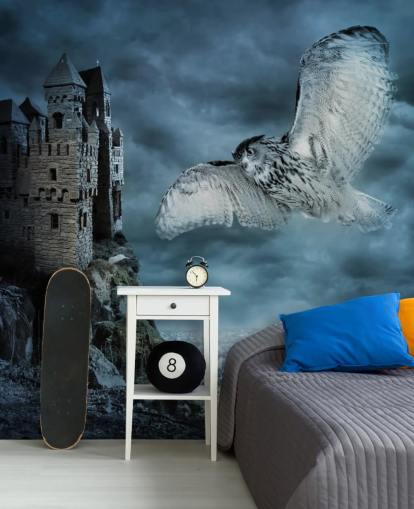 Decorazione murale con gufo che vola intorno all'antico castello